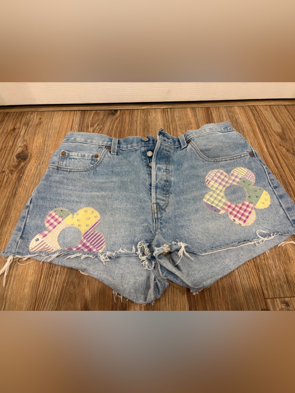 Levi's Light Blue Denim Shorts with Colorful Patch Flowers Size 32
